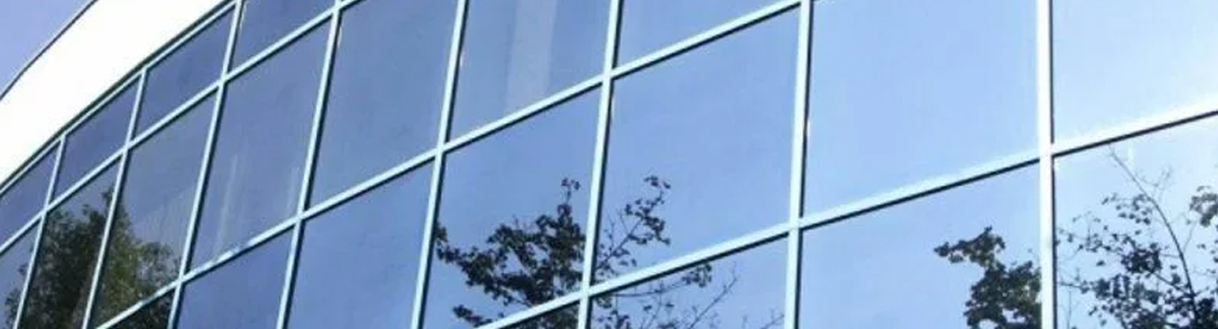 зеркальный фасад высотного здания